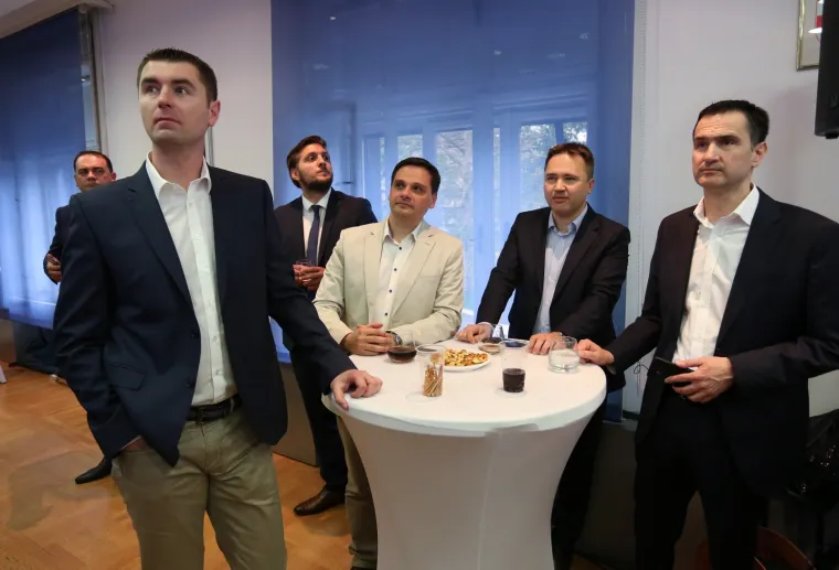 U stožeru HDZ-a jo&scaron; uvijek bez gužve: Plenković stigao dobro raspoložen i nasmije&scaron;en