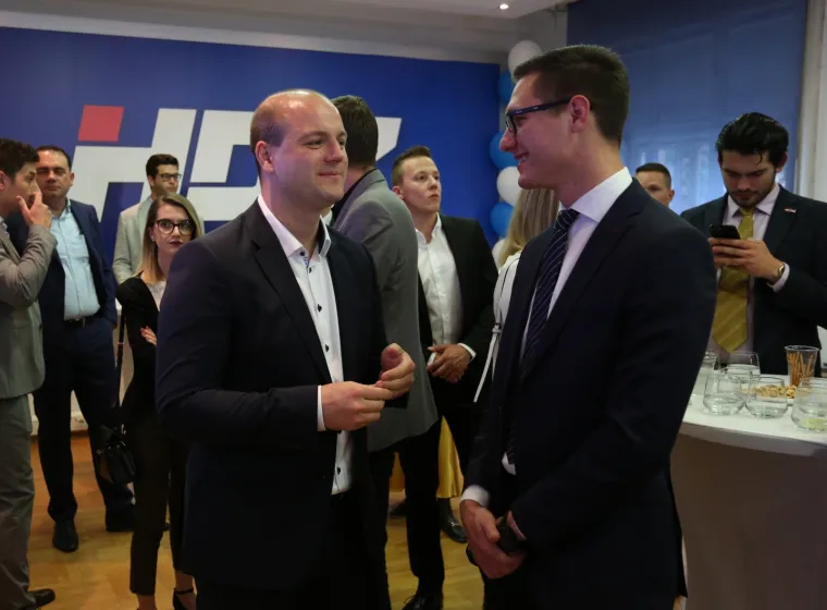 U stožeru HDZ-a jo&scaron; uvijek bez gužve: Plenković stigao dobro raspoložen i nasmije&scaron;en