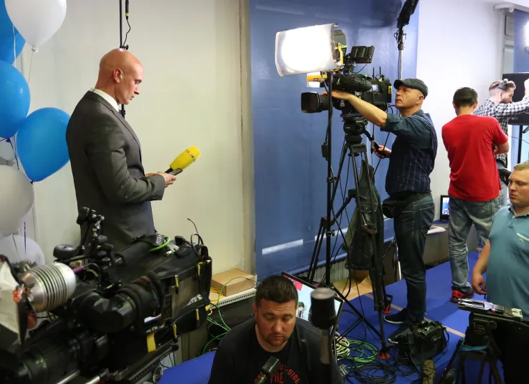 U stožeru HDZ-a jo&scaron; uvijek bez gužve: Plenković stigao dobro raspoložen i nasmije&scaron;en