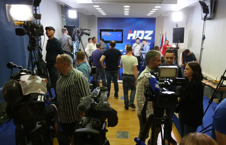 U stožeru HDZ-a jo&scaron; uvijek bez gužve: Plenković stigao dobro raspoložen i nasmije&scaron;en