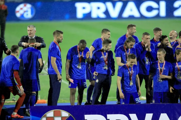 Spektakl nakon pobjede protiv Hajduka: Dinamo slavio titulu pred dobro popunjenim Maksimirom