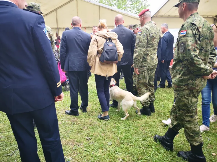 Predsjednica pregledala vojnu opremu na Jarunu: Povela je i Kiku!