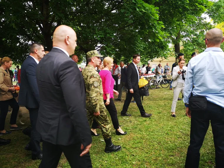 Predsjednica pregledala vojnu opremu na Jarunu: Povela je i Kiku!