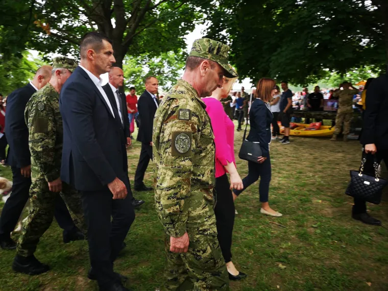 Predsjednica pregledala vojnu opremu na Jarunu: Povela je i Kiku!