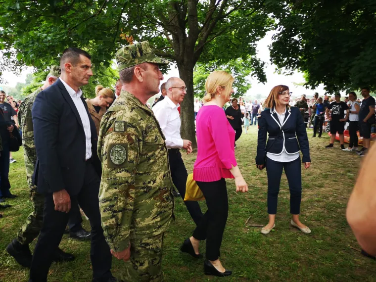 Predsjednica pregledala vojnu opremu na Jarunu: Povela je i Kiku!
