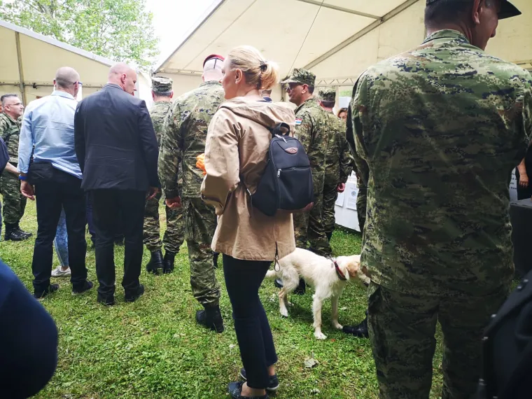 Predsjednica pregledala vojnu opremu na Jarunu: Povela je i Kiku!