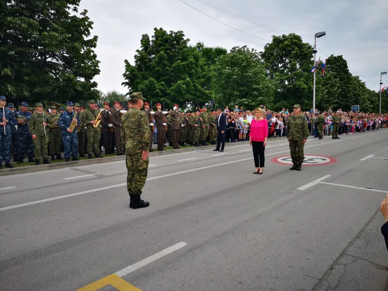 Predsjednica pregledala vojnu opremu na Jarunu: Povela je i Kiku!