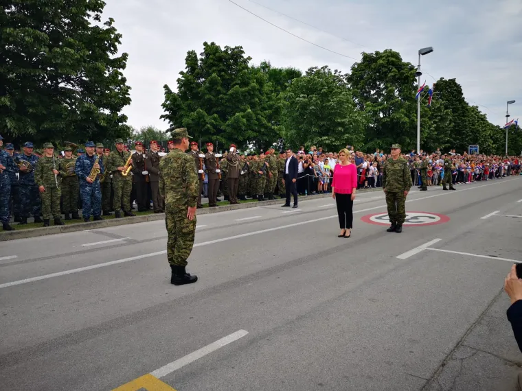 Predsjednica pregledala vojnu opremu na Jarunu: Povela je i Kiku!