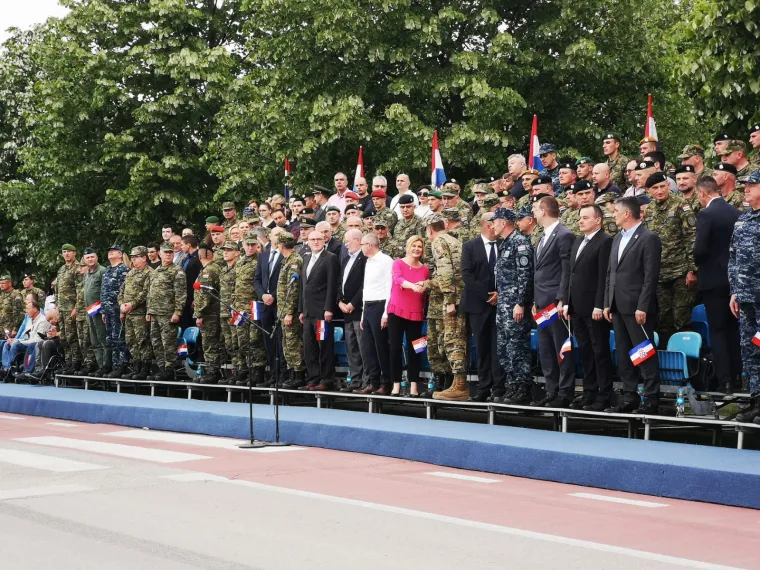 Predsjednica pregledala vojnu opremu na Jarunu: Povela je i Kiku!