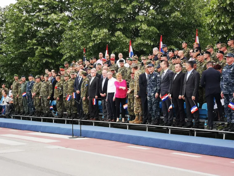 Predsjednica pregledala vojnu opremu na Jarunu: Povela je i Kiku!