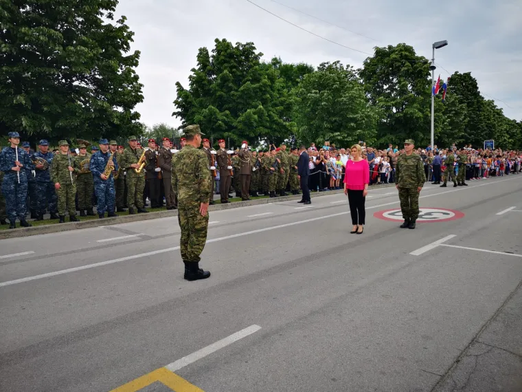 Predsjednica pregledala vojnu opremu na Jarunu: Povela je i Kiku!