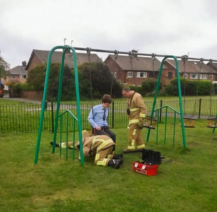 15 fotografija koje dokazuju da starijima od 15 nije mjesto u dječjem parku