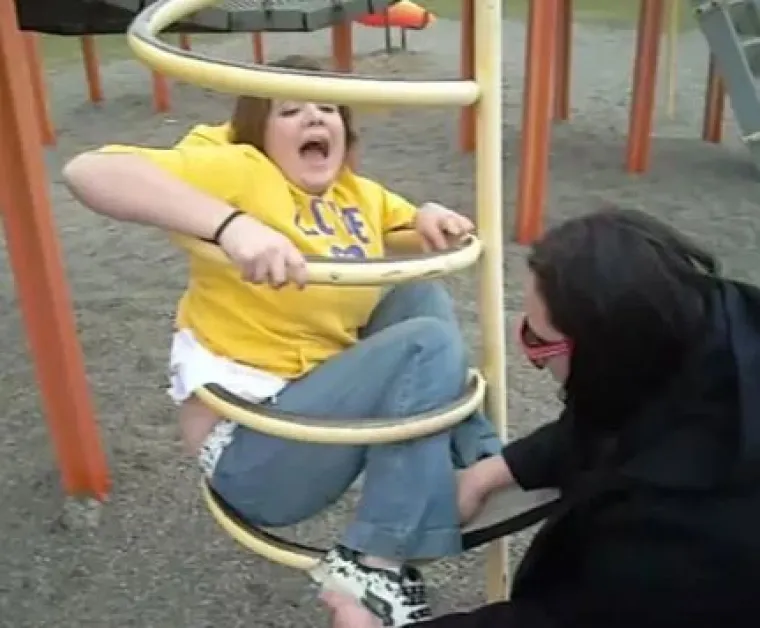 15 fotografija koje dokazuju da starijima od 15 nije mjesto u dječjem parku