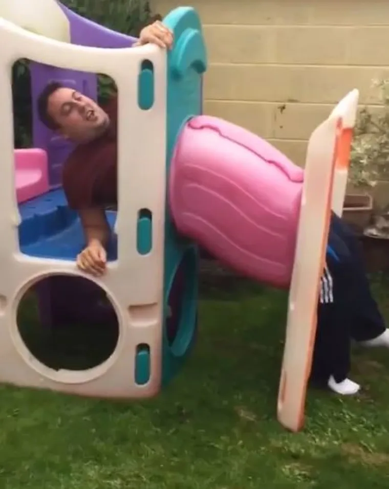 15 fotografija koje dokazuju da starijima od 15 nije mjesto u dječjem parku