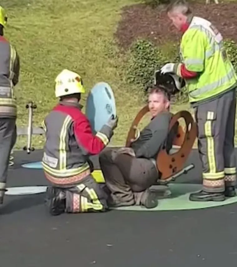 15 fotografija koje dokazuju da starijima od 15 nije mjesto u dječjem parku