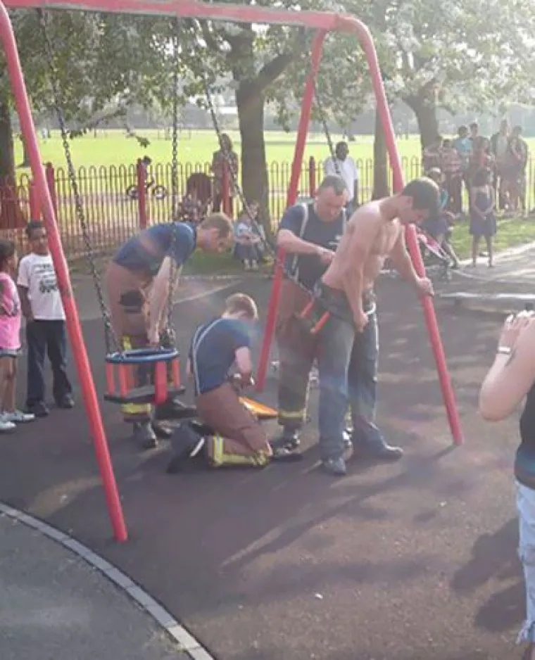 15 fotografija koje dokazuju da starijima od 15 nije mjesto u dječjem parku