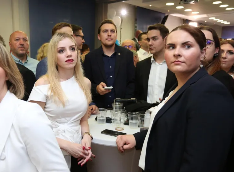 Od euforije do rezerviranosti: Pogledajte kako su u HDZ-u dočekali vijesti o osvojena 4 mandata