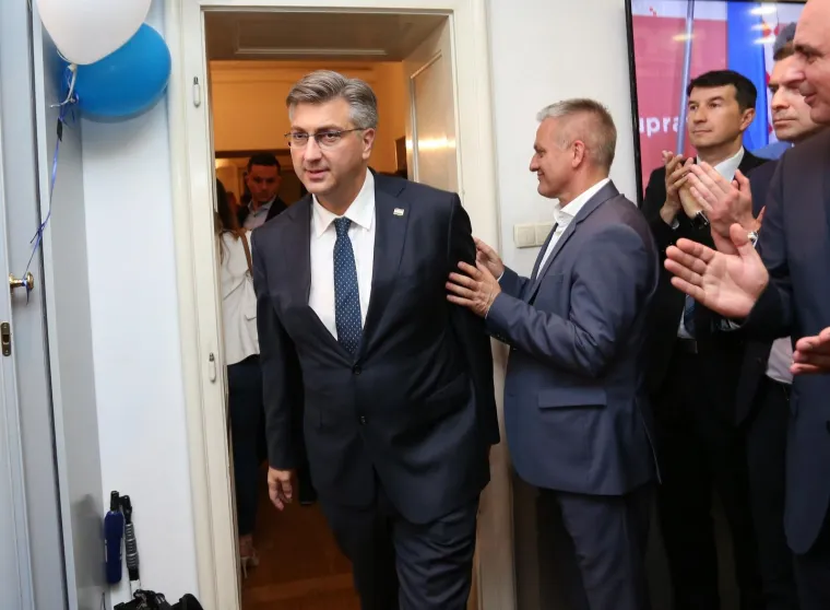 Od euforije do rezerviranosti: Pogledajte kako su u HDZ-u dočekali vijesti o osvojena 4 mandata