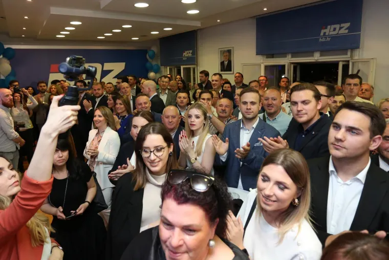 Od euforije do rezerviranosti: Pogledajte kako su u HDZ-u dočekali vijesti o osvojena 4 mandata