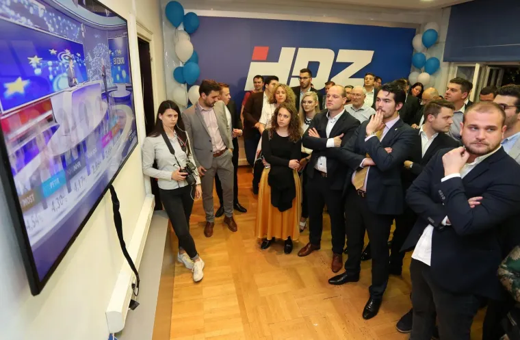 Od euforije do rezerviranosti: Pogledajte kako su u HDZ-u dočekali vijesti o osvojena 4 mandata