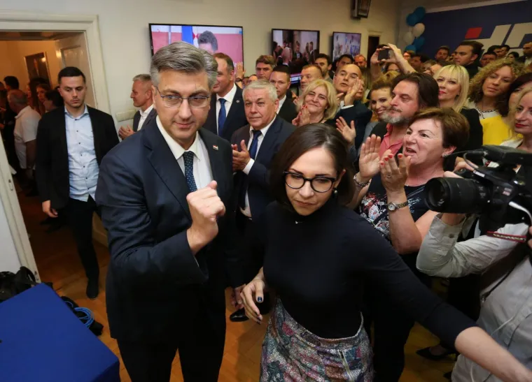 Od euforije do rezerviranosti: Pogledajte kako su u HDZ-u dočekali vijesti o osvojena 4 mandata