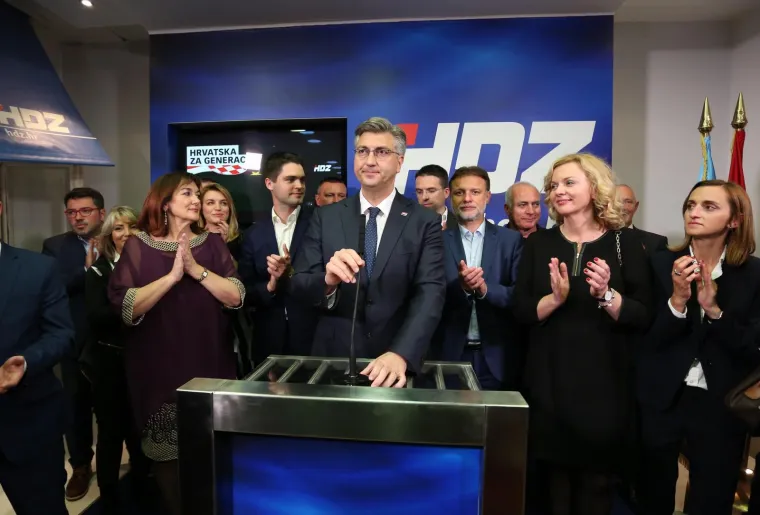 Od euforije do rezerviranosti: Pogledajte kako su u HDZ-u dočekali vijesti o osvojena 4 mandata