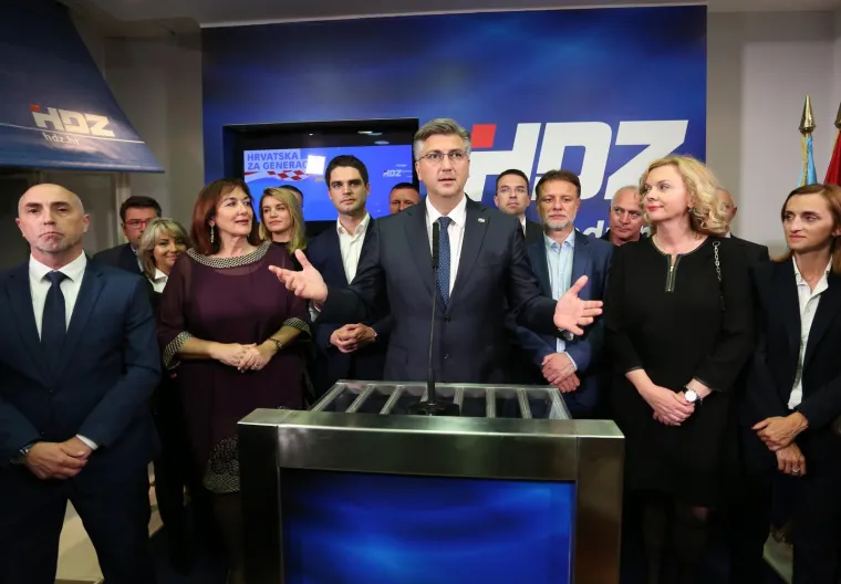 Od euforije do rezerviranosti: Pogledajte kako su u HDZ-u dočekali vijesti o osvojena 4 mandata
