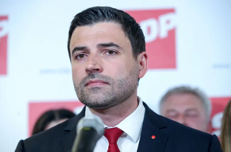 Slomio se! Bernardić plakao pred SDP-ovcima