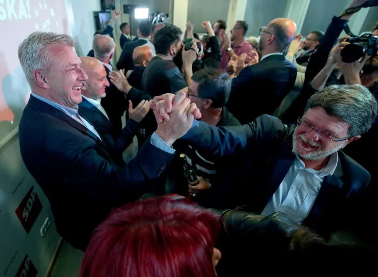 Slomio se! Bernardić plakao pred SDP-ovcima