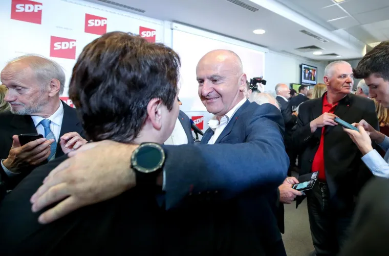 Slomio se! Bernardić plakao pred SDP-ovcima