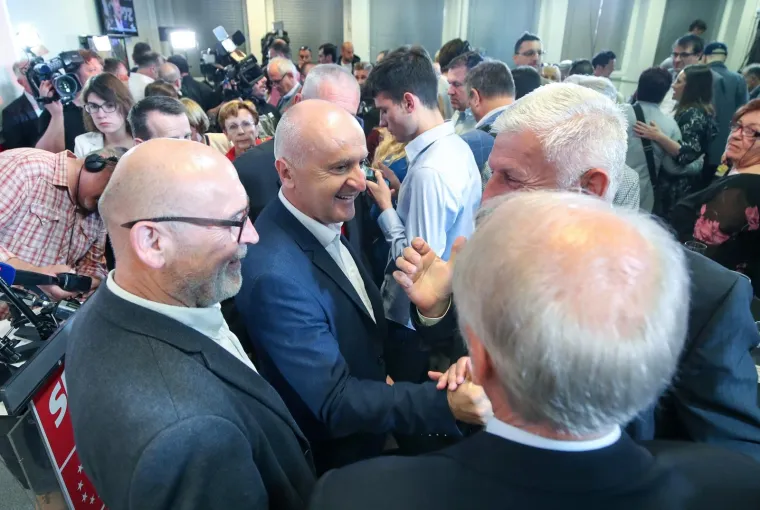 Slomio se! Bernardić plakao pred SDP-ovcima