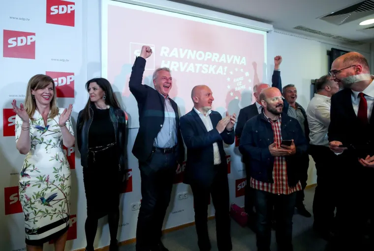 Slomio se! Bernardić plakao pred SDP-ovcima