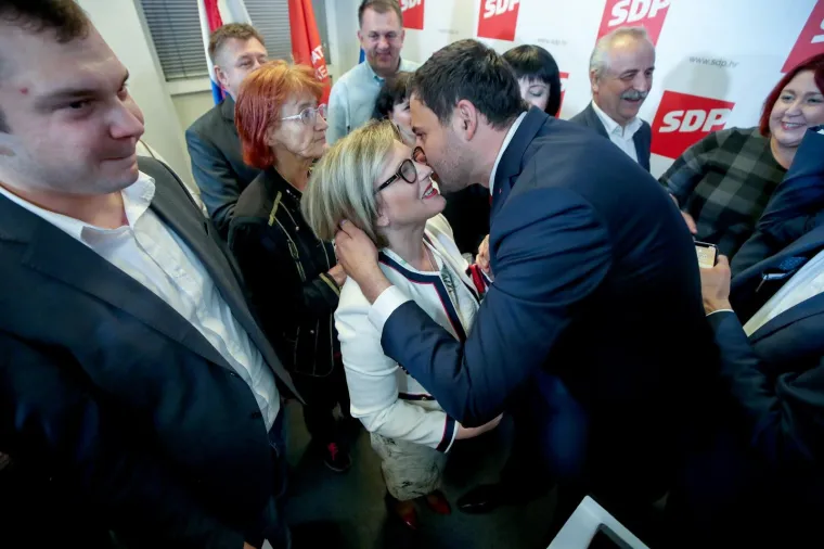 Slomio se! Bernardić plakao pred SDP-ovcima