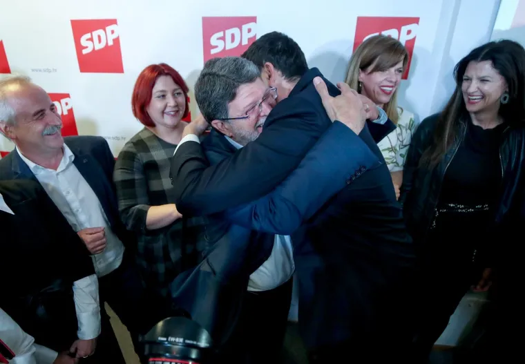 Slomio se! Bernardić plakao pred SDP-ovcima
