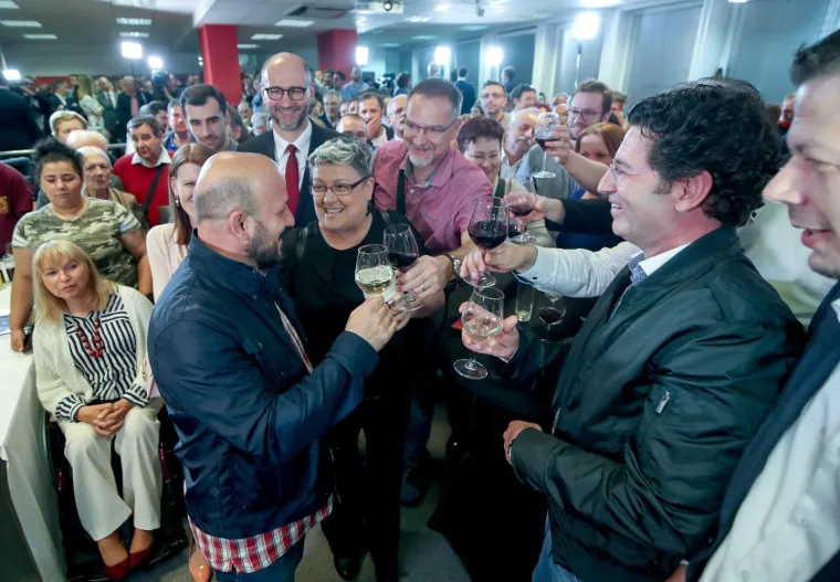 Slomio se! Bernardić plakao pred SDP-ovcima