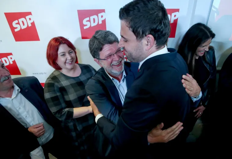 Slomio se! Bernardić plakao pred SDP-ovcima