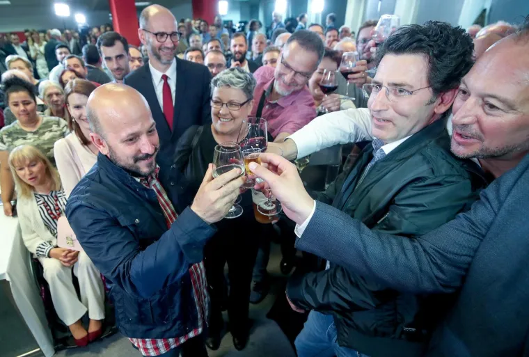 Slomio se! Bernardić plakao pred SDP-ovcima