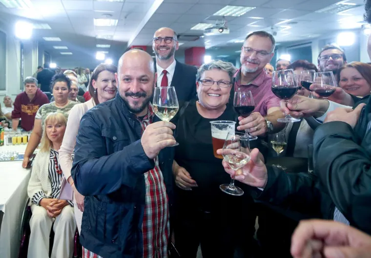 Slomio se! Bernardić plakao pred SDP-ovcima