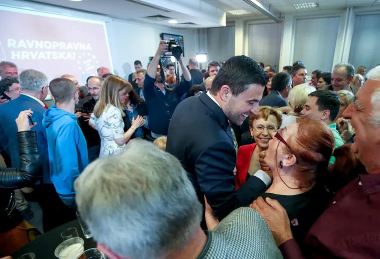 Slomio se! Bernardić plakao pred SDP-ovcima