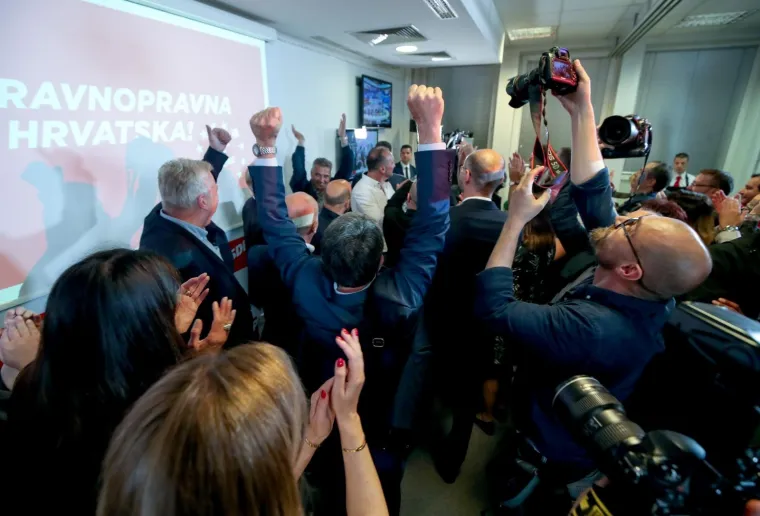 Slomio se! Bernardić plakao pred SDP-ovcima