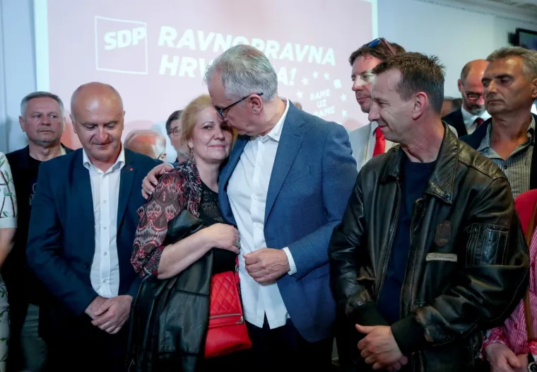 Slomio se! Bernardić plakao pred SDP-ovcima