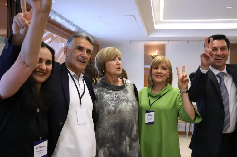 Slavlje u stožeru Suverenista: Toma&scaron;ić, Zekanović i Ilčić s rukama u zraku!