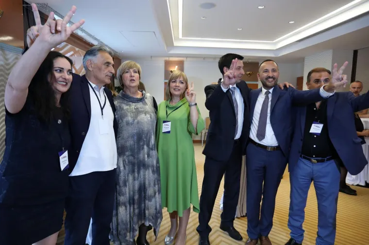 Slavlje u stožeru Suverenista: Toma&scaron;ić, Zekanović i Ilčić s rukama u zraku!