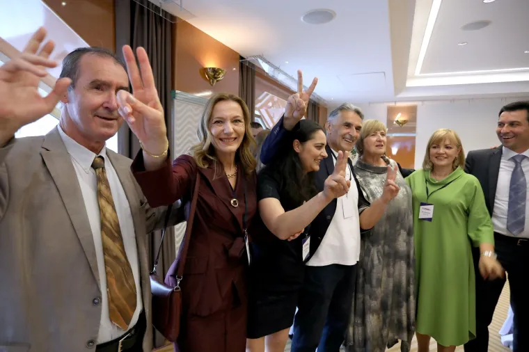 Slavlje u stožeru Suverenista: Toma&scaron;ić, Zekanović i Ilčić s rukama u zraku!