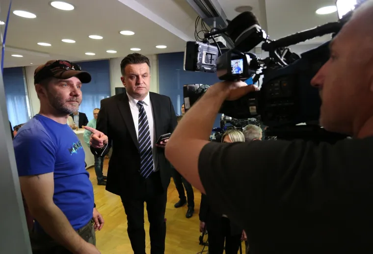 DOČEK REZULTATA IZLAZNIH ANKETA U HDZ-u: Premijer je u sredi&scaron;njici, ali ne izlazi pred novinare