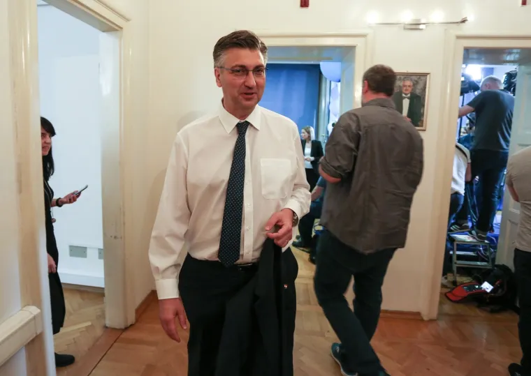 DOČEK REZULTATA IZLAZNIH ANKETA U HDZ-u: Premijer je u sredi&scaron;njici, ali ne izlazi pred novinare