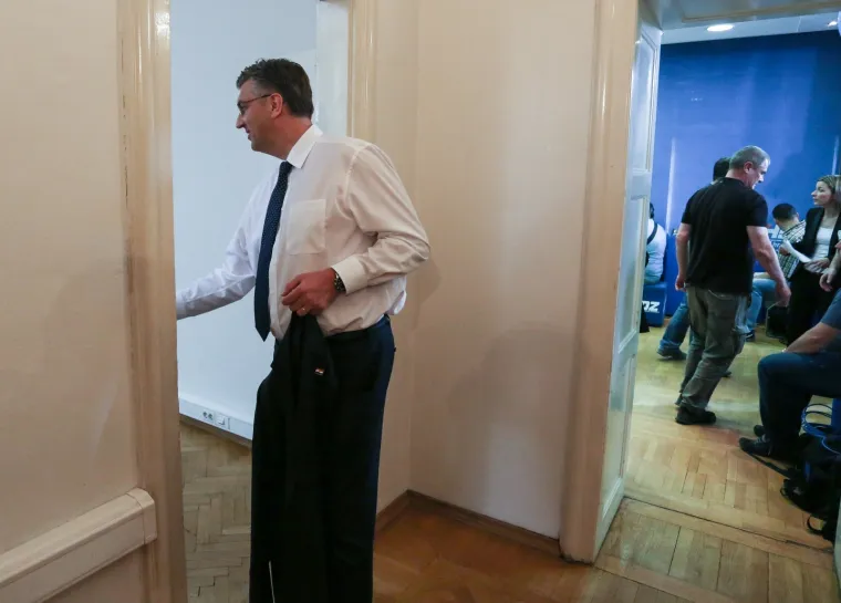DOČEK REZULTATA IZLAZNIH ANKETA U HDZ-u: Premijer je u sredi&scaron;njici, ali ne izlazi pred novinare