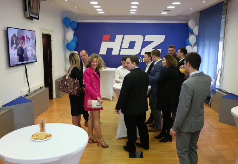 DOČEK REZULTATA IZLAZNIH ANKETA U HDZ-u: Premijer je u sredi&scaron;njici, ali ne izlazi pred novinare