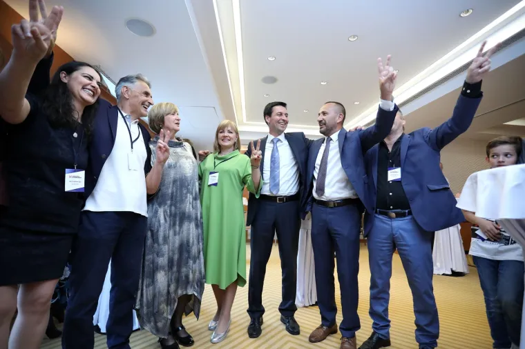 Nakon objave izlaznih anketa počelo je slavlje u stožeru hrvatskih suverenista.