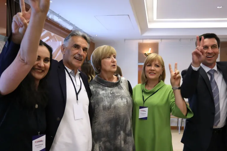 NAKON OBJAVE PRVIH REZULTATA IZBORA: Slavlje u stožeru Suverenista, Ruža Tomašić ne skida osmijeh s lica